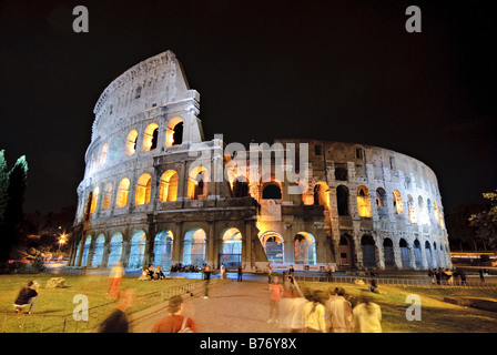 ROME, Italie — le Colisée, illuminé dans le ciel nocturne, est un symbole époustouflant de la grandeur de la Rome antique. Cet amphithéâtre emblématique, achevé en 80 après JC, accueillait autrefois des concours de gladiateurs et des spectacles publics. L'éclairage nocturne accentue les détails architecturaux, créant une vue fascinante de l'un des monuments historiques les plus célèbres du monde. Banque D'Images