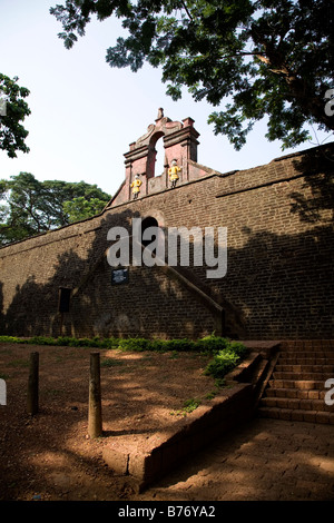 Les murs à l'ombre de l'ancienne forteresse britannique à Thalassery (anciennement) Tellicherry au Kerala, en Inde. Banque D'Images