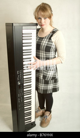 C'est mon clavier ! Teenage girl holding un grand clavier Banque D'Images