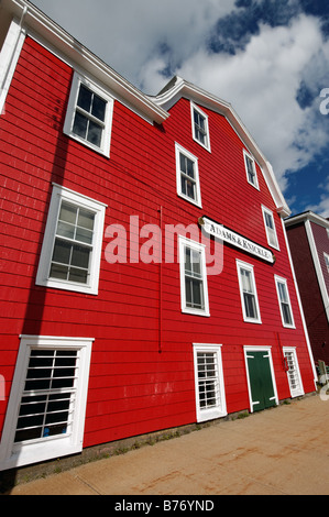 Le rouge vif Adams et Knickle bâtiment dans Lunenburg en Nouvelle-Écosse Banque D'Images