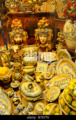 Articles de poterie typique de Sicile en vente en magasin à Taormina en Sicile Italie Banque D'Images