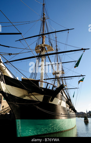 BALTIMORE, Maryland — L'USS Constellation, un sloop de guerre historique, est amarré à son poste d'amarrage dans le port intérieur de Baltimore. Le navire de guerre restauré du XIXe siècle est un rappel frappant de l'héritage naval de l'Amérique avec pour toile de fond le front de mer moderne de la ville. Banque D'Images