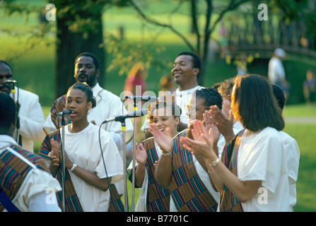 GRACE COMMUNITY CHURCH GOSPEL CHOIR FONCTIONNE À UN CONCERT D'ÉTÉ PARC PHALEN, ST. PAUL, Minnesota. Banque D'Images