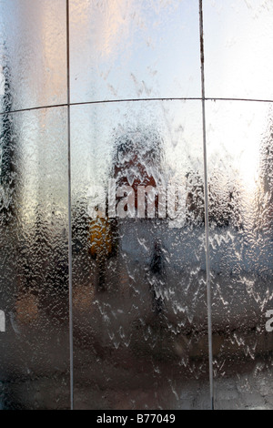 Sculpture de château d'eau dans la baie de Cardiff, pays de Galles Royaume-Uni cascade métallique caractéristique d'eau, image abstraite Banque D'Images