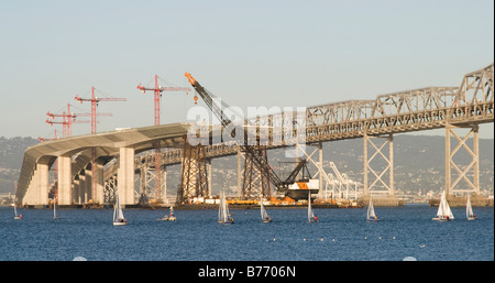 Régate voilier au milieu de la construction du nouveau pont de la baie de International Convention Center Banque D'Images