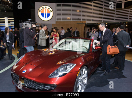 Fisker Karma S ou du coucher du soleil à bouchon électrique hybride gaz Banque D'Images