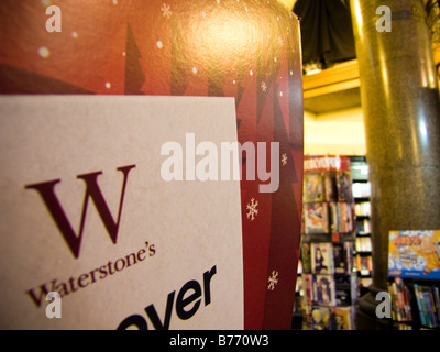 Dans un book shop - WATERSTONES Banque D'Images