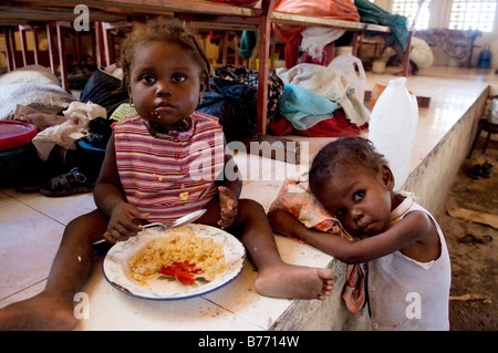 Haïti sans abri dans le centre d'évacuation à Gonaïves après trois ouragans ont détruit le pays en août 2008. Banque D'Images