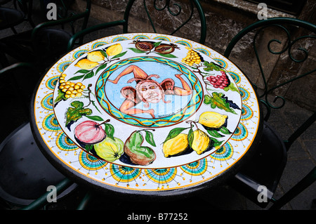 Tableaux de poterie typique de Sicile en vente en magasin à Taormina en Sicile Italie Banque D'Images