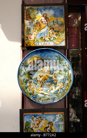 Articles de poterie typique de Sicile en vente en magasin à Taormina en Sicile Italie Banque D'Images
