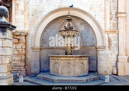 Une fontaine d'eau en pierre dans la vieille ville de Dubrovnik Croatie Banque D'Images