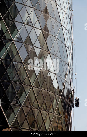 Les hommes dans une cage le nettoyage de windows le Gherkin in London Banque D'Images