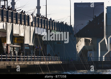 Vue du pont de Galata avec les minarets de yeni cami. Banque D'Images