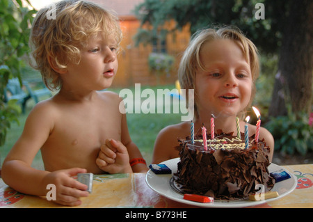 Cinquième anniversaire, six bougies. Banque D'Images