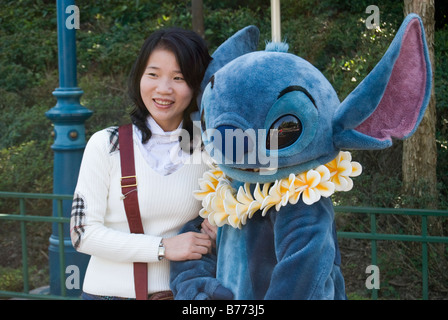 Croix personnage avec jeune femme, Fantasyland, Hong Kong Disneyland Resort, l'île de Lantau, Hong Kong, Chine Banque D'Images