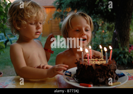 Cinquième anniversaire, six bougies. Banque D'Images