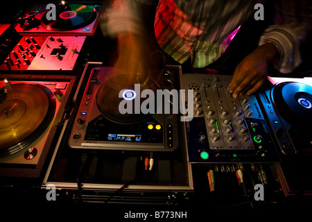 DJ hip hop de rayer de la platine numérique Banque D'Images