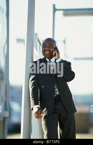 Banlieue américaine africaine businessman talking on cell phone Banque D'Images