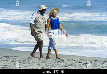 Les aînés de détente, walking on Beach, Miami Banque D'Images