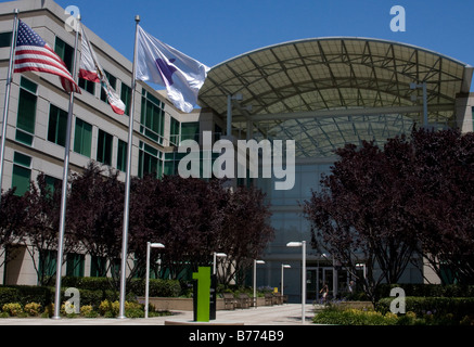 Apple, Inc. siège, Cupertino, comté de Santa Clara, Californie, USA. Montre drapeaux devant, Inc. Apple drapeau. Banque D'Images