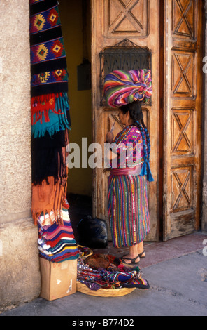 Femme maya debout dans une porte dans la ville coloniale espagnole d'Antigua, Guatemala Banque D'Images