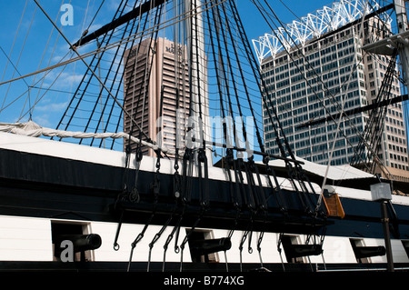 Une vue détaillée de l'USS Constellation de canons à l'arrière-port de Baltimore Maryland Banque D'Images