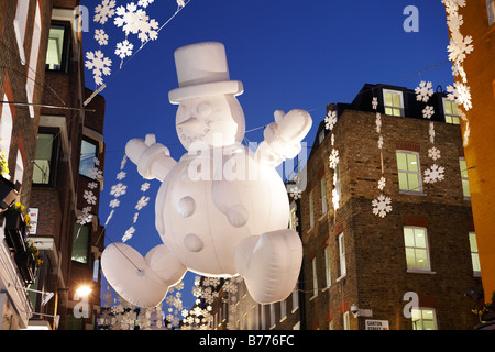 Bonhomme de neige géant à Carnaby Street London UK Europe Banque D'Images