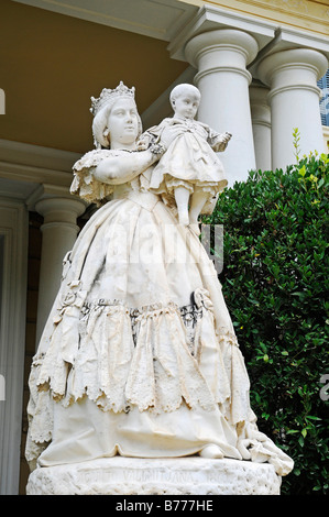 Statue monumentale de la Reine Isabel ll présentant son fils Alphonse XII, le jardins del Palau Reial de Pedralbes, Barcelone, Catalogne, Banque D'Images