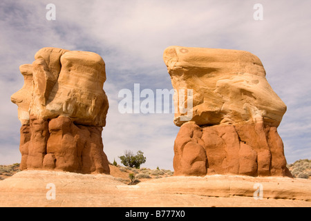 Dans les cheminées de jardin Devils le long trou dans le Rock Road Grand Staircase Escalante Utah Banque D'Images