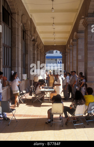 Les mexicains la queue pour voter à une élection, Tepic, Nayarit, Mexique Banque D'Images