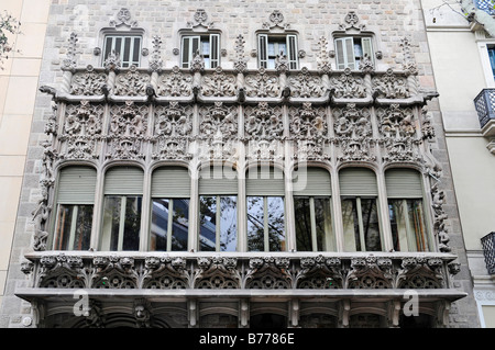 Façade ornementale avec des fenêtres en baie, Casa Asia, Palau del Baro de Quadras, palace, l'architecte Josep Puig i Cadafalch, Barcelone, Banque D'Images