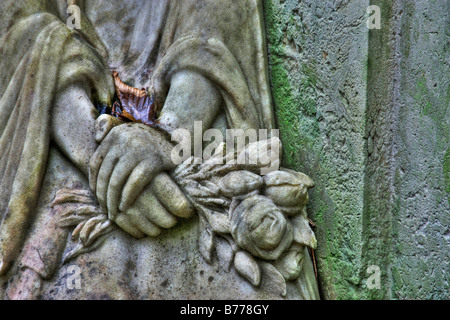 Mains tenant un bouquet, détail d'un relief, Suedwestkirchhof Stahnsdorf cimetière près de Berlin, Germany, Europe Banque D'Images