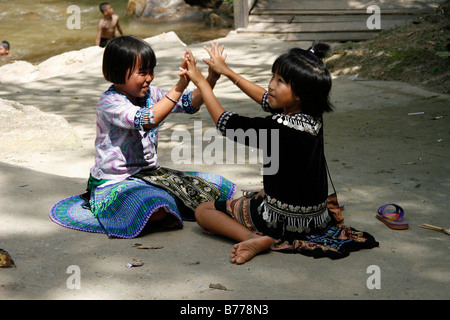Jouer les enfants, de la vallée de Mae Sa, jungle, près de Chiang Mai, Thaïlande, Asie Banque D'Images