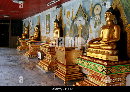 Bouddhas, Wat Phrathat Doi Suthep, temple boîtier sur la sainte montagne, Chiang Mai, Thaïlande, Asie Banque D'Images