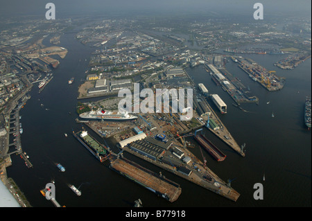 Photographie aérienne, drydock Elbe 17, bateau de croisière Queen Mary 2 dans le dock, l'Alster, Hamburg, Germany, Europe Banque D'Images