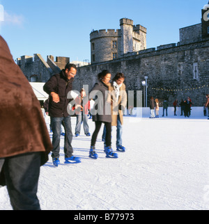 Les gens du patin à glace sur la patinoire urbaine à la Tour Blanche, la Tour de Londres dans la ville de London England UK KATHY DEWITT Banque D'Images