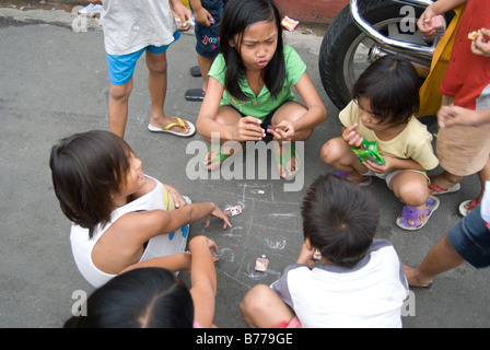 De jeunes enfants jouant dans la rue jeu, Intramuros, Manille, Philippines Banque D'Images