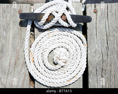 Corde enroulée et nautical knot Banque D'Images