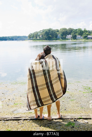 Couverture Couple looking out lake Banque D'Images