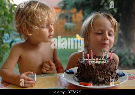 Cinquième anniversaire, six bougies. Banque D'Images