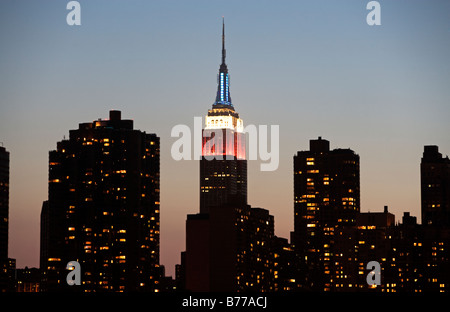Le crépuscule de l'Empire State Building illuminé Banque D'Images