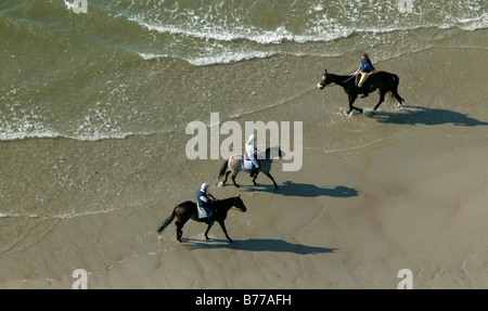 Vue aérienne, chevaux et cavaliers sur la plage, l'île de Norderney, Mer du Nord, îles de la Frise orientale, Basse-Saxe, Allemagne du Nord, de l'Union européenne Banque D'Images