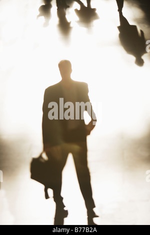 Silhouette of businessman holding briefcase Banque D'Images