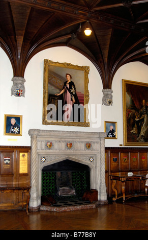 Peinture de la reine Elizabeth II sur une cheminée en pierre sculptée, Salle capitulaire, l'Ordre de St Jean, St John's Gate, Clerkenwell, Londres Banque D'Images