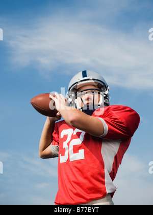 Quarterback prépare à lancer le football Banque D'Images