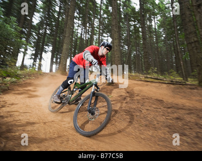 Vélo de montagne en sentier forestier accélération Banque D'Images