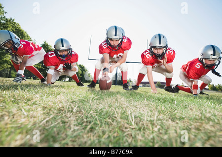 Les joueurs de football ligne de mêlée prêt à photographier le football Banque D'Images