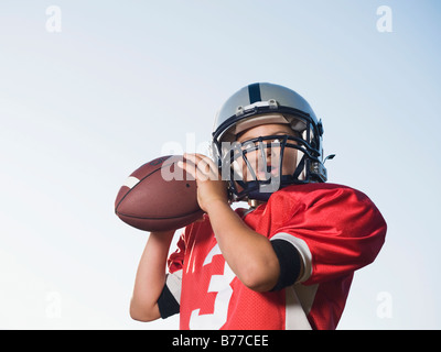 Quarterback prépare à lancer le football Banque D'Images