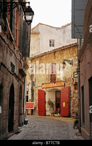 Shop dans Lane, Arles, Bouches-du-Rhône, Provence-Alpes-Côte d'Azur, dans le sud de la France, France, Europe Banque D'Images