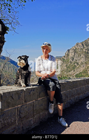 Femme avec chien Schnauzer nain, Gorges de Daluis, Alpes-Maritimes, Provence-Alpes-Cote d'Azur, dans le sud de la France, France, Eur Banque D'Images